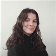 Profesora de diseño de interiores, trabajadora y creativa.